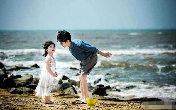 張亮兒子天天十三歲近一米八，網(wǎng)友驚嘆超?；蛱珡?qiáng)大