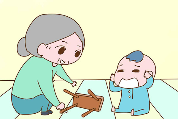 老人“假帶娃”現(xiàn)象背后，有沒有深層次的原因？