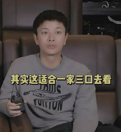 賈乃亮帶女兒看電影，遺憾不能給她一個完整的家