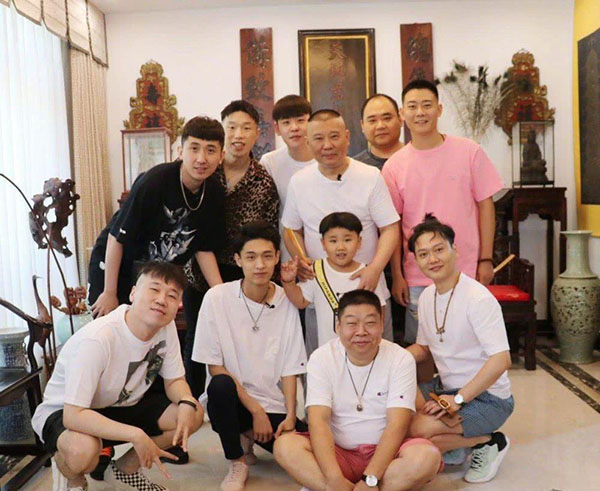 郭德綱二婚妻子王慧曬娃，小兒長辮吸睛滿滿