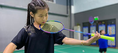 岳云鵬大女兒打羽毛球，網友夸贊：越來越不像爸爸