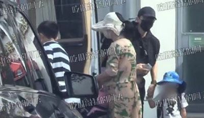 謝娜一家四口罕見同框，雙胞胎女兒正臉首次曝光