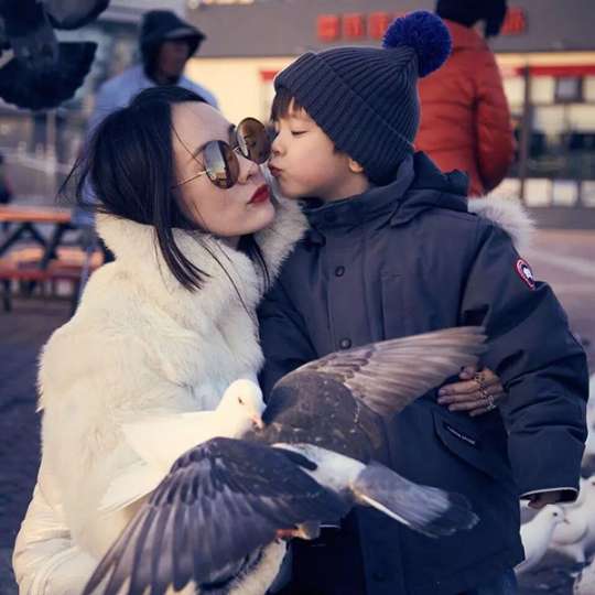 孩子在學(xué)校被同學(xué)欺負，明星媽媽都是怎樣處理的？