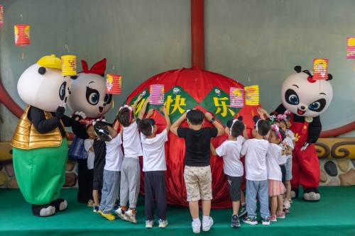 迎中秋,在長隆:與熊貓“萌帥酷”猜燈謎、吃月餅