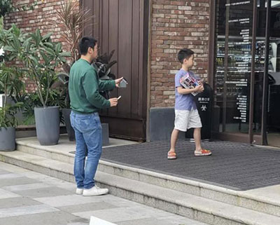 網(wǎng)友偶遇杜江一家，霍思燕手牽神秘小女孩