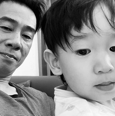 應(yīng)采兒曬兒子HoHo照片，笑起來軟萌超像媽媽