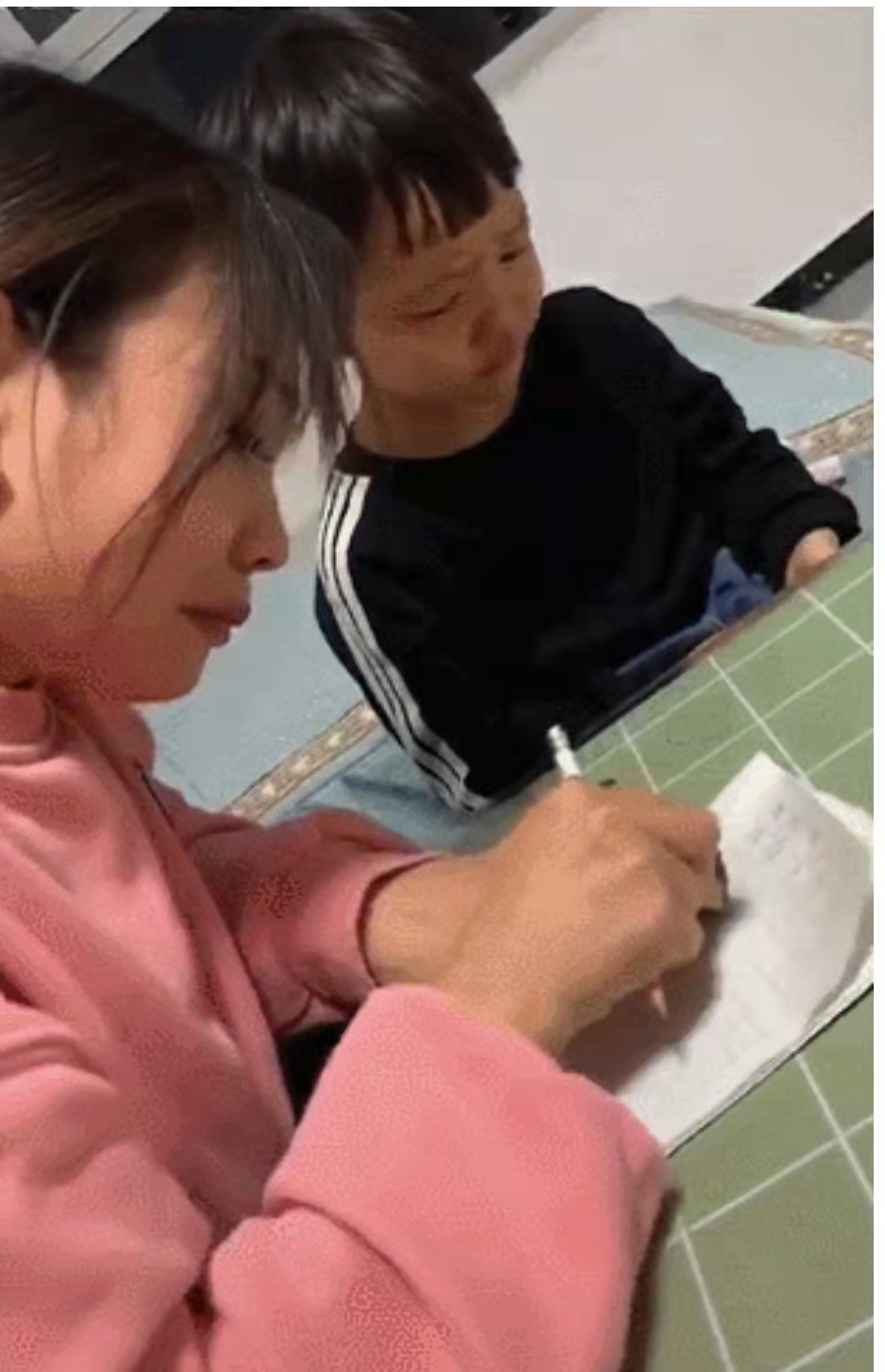 這樣做，輔導(dǎo)熊孩子寫作業(yè)再也不用“雞飛狗跳”了