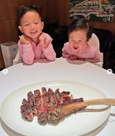 胡杏兒帶兒子瘋玩泳池，一抱一背媽媽力爆棚