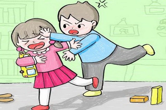 孩子突然抬手打人，家長別盲目訓(xùn)斥，娃這是在傳“信號”