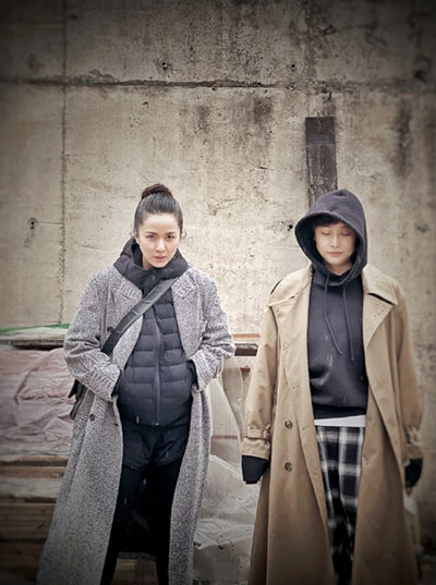 靳東老婆近照曝光，皮膚白皙白發(fā)搶鏡