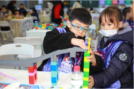 小選手們4人一組，分工明確，現(xiàn)場精彩連連