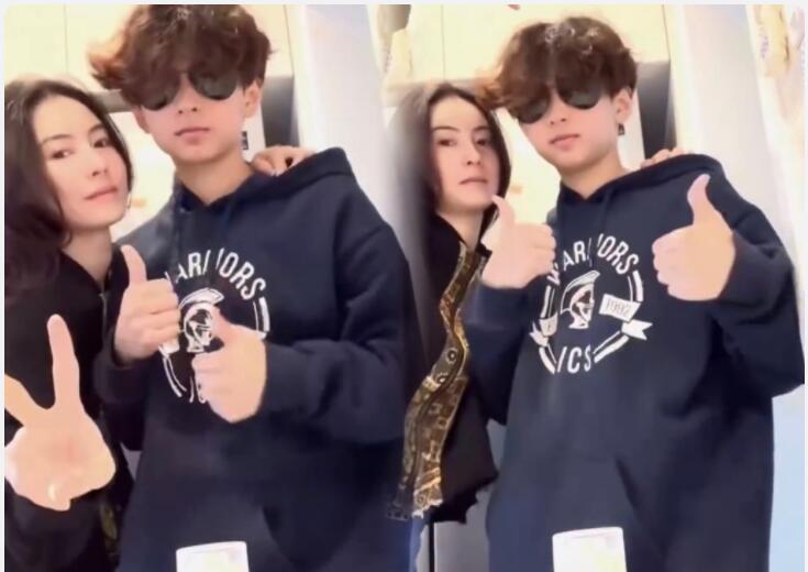 張柏芝與二兒子同框比心，素顏依然少女