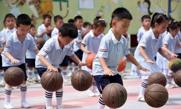 養(yǎng)育一個(gè)小孩投資雖大，父母亦樂此不疲，這是對(duì)生活的退縮嗎？