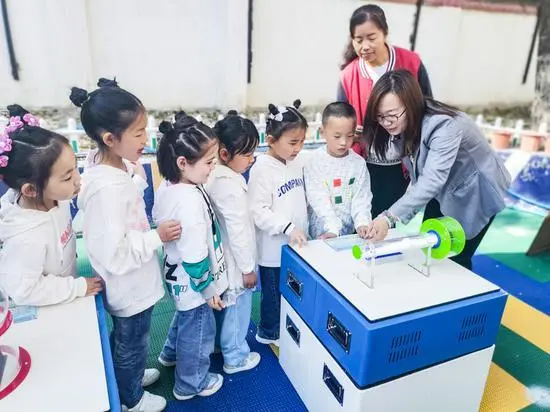 科普大篷車走進(jìn)安寧渠鎮(zhèn)第一幼兒園 為孩子們種下探索科學(xué)的種子