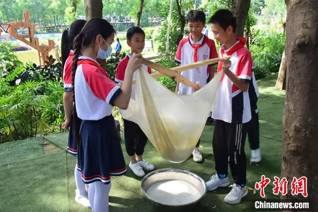 百家融媒重慶行丨生活即教育 “田野上的學?！贝蛟臁敖拥貧狻闭n堂