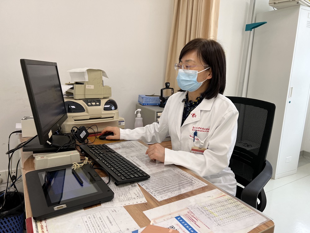 生育面面觀｜低生育率背后高齡產(chǎn)婦十年翻一番，產(chǎn)科醫(yī)生如何應(yīng)對