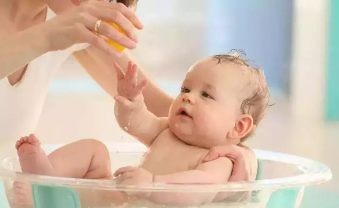 高溫天氣在持續(xù)，嬰幼兒看護(hù)不能掉以輕心