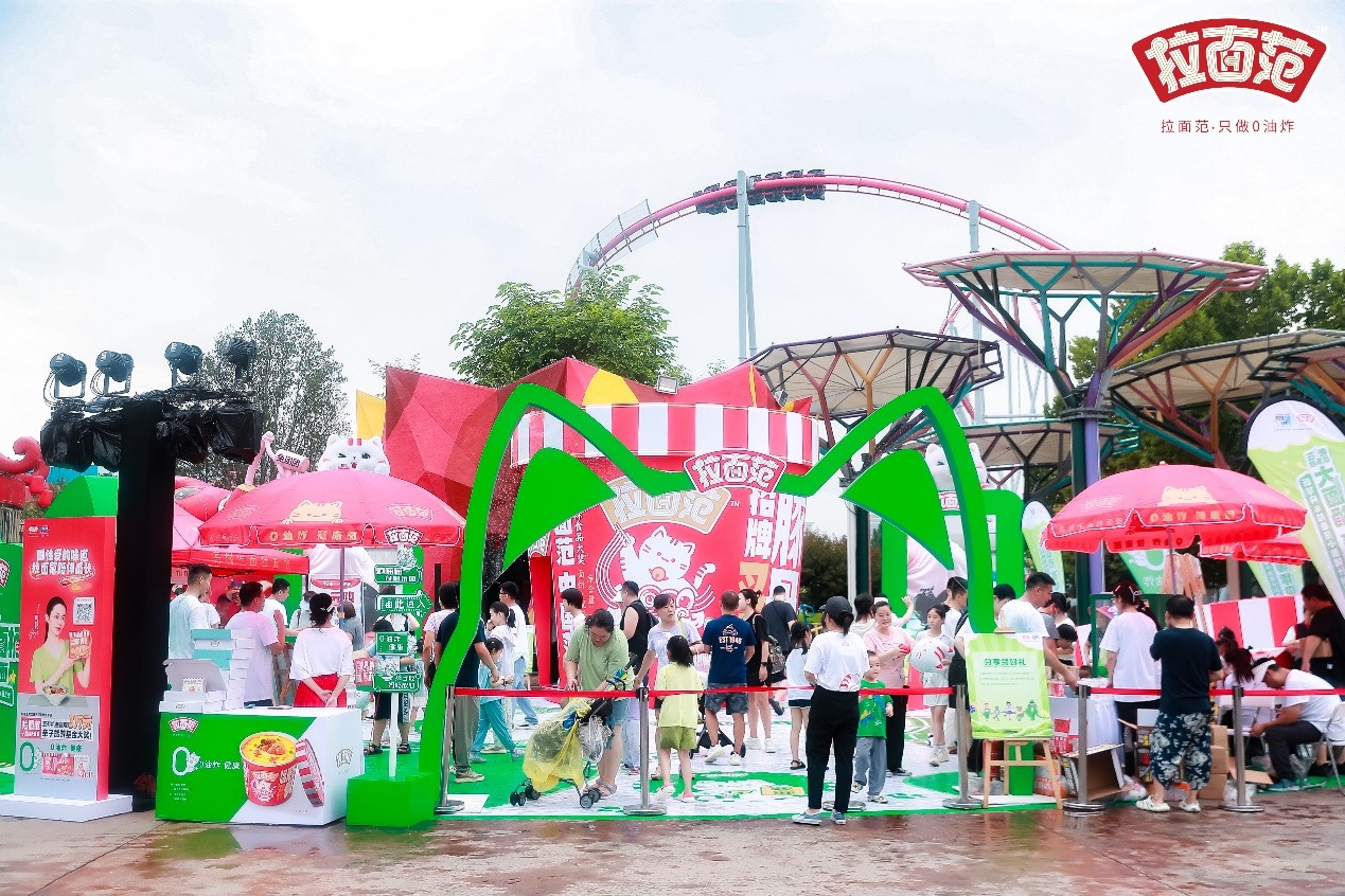 新華網(wǎng)x拉面范「小圍裙計劃」又搞“大”事情，拉面范巨型面桶空降歡樂谷！