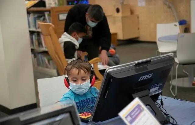 研究發(fā)現(xiàn)嬰兒屏幕使用時(shí)間與發(fā)育遲緩相關(guān)