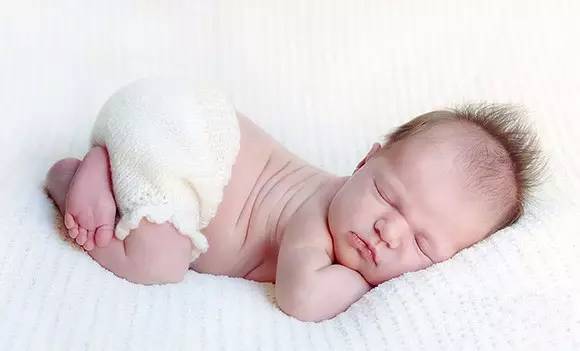 孩子睡覺(jué)滿(mǎn)床滾，其實(shí)是在釋放信號(hào)