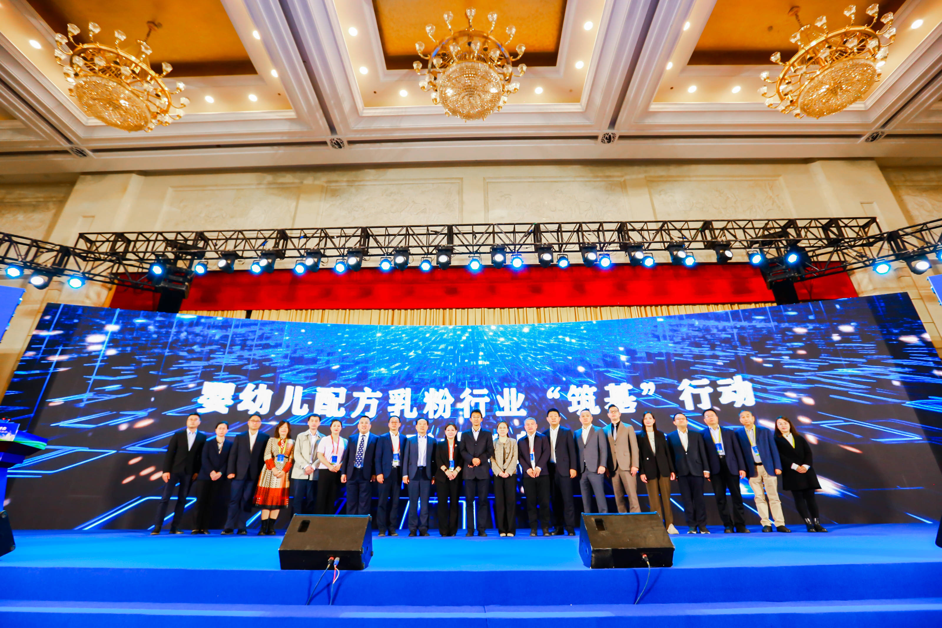 嬰幼兒配方乳粉產(chǎn)業(yè)鏈協(xié)同發(fā)展研討會在石舉行 君樂寶以創(chuàng)新推動產(chǎn)業(yè)鏈協(xié)同發(fā)展