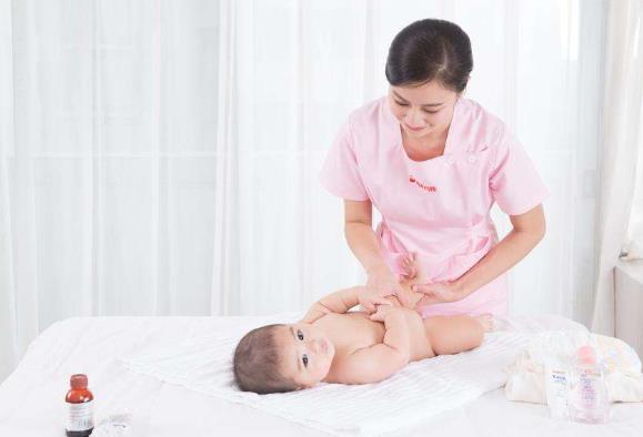 在家里人幫忙和月嫂之間，你會(huì)怎么選擇？