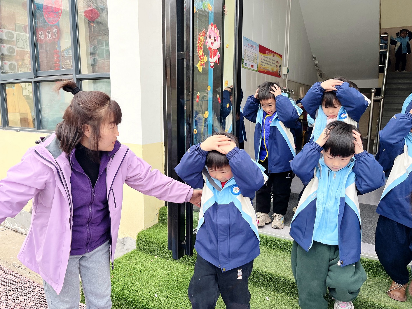 濟(jì)源沁園實(shí)驗(yàn)幼兒園進(jìn)行防震應(yīng)急疏散演練