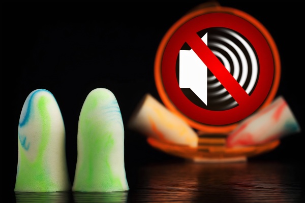 長期睡覺戴耳塞的人后來怎么樣了？發(fā)炎、濕疹，還會引發(fā)多種疾病