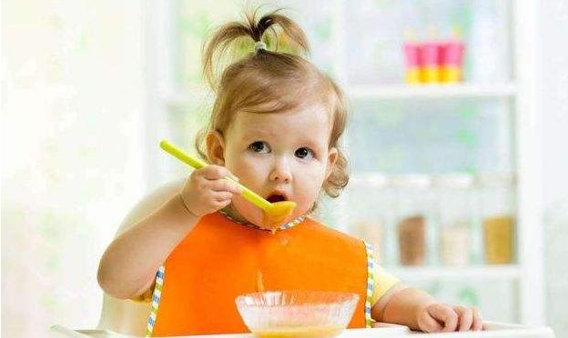 抓住黃金期，培養(yǎng)寶寶獨(dú)立吃飯的好習(xí)慣