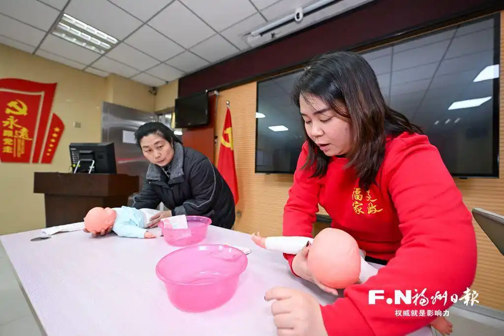 福州“龍寶寶”催熱市場 育嬰員“千金難求”