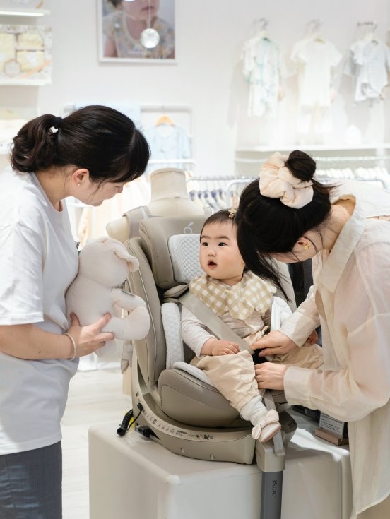 高端母嬰科技品牌「兩只兔子」全面入駐 英氏YeeHoO ，以硬核創(chuàng)新破解親子出行難題