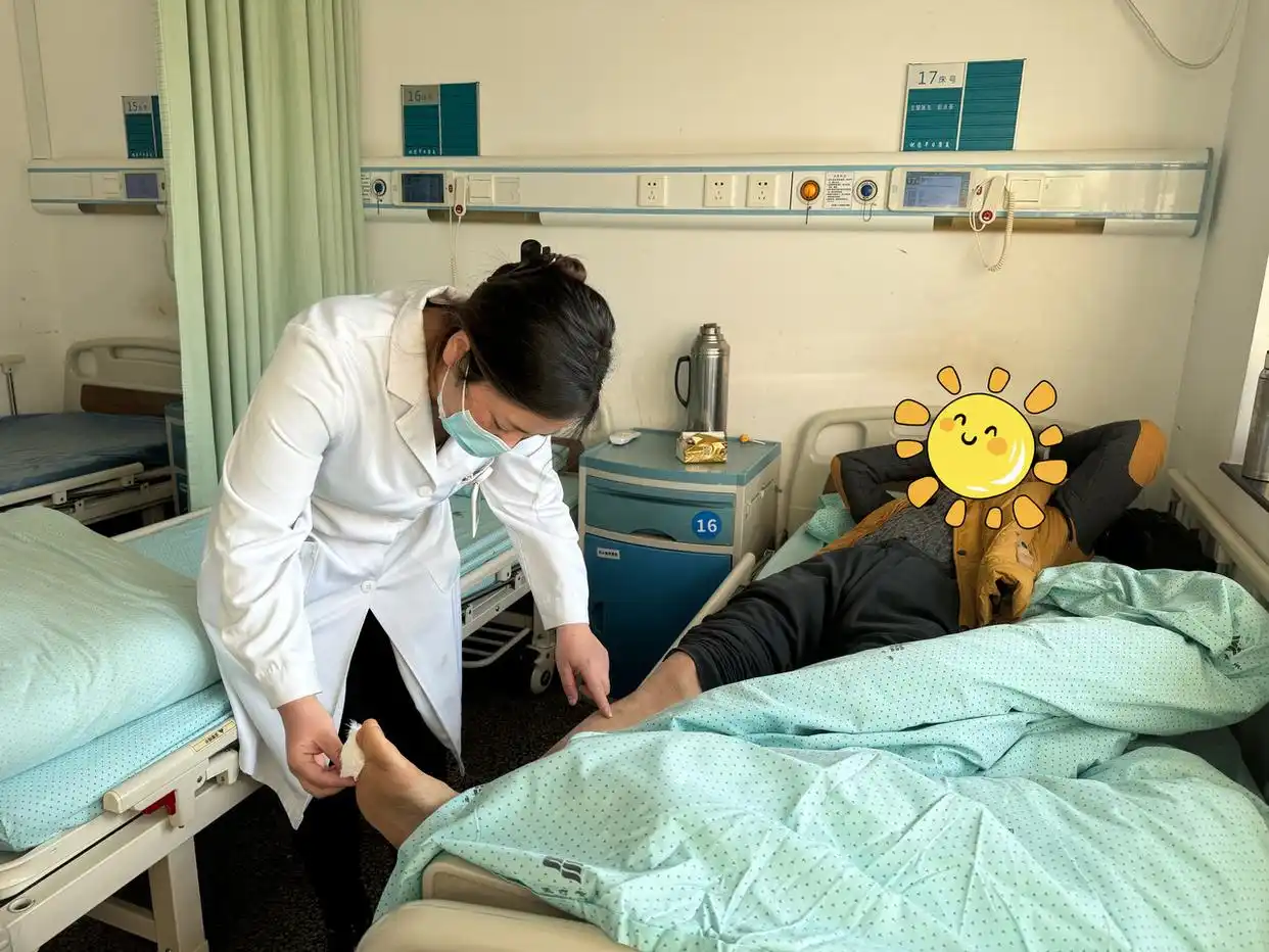 僅五天，男子雙腳就出現(xiàn)潰爛！這個(gè)很多人愛做的冬季養(yǎng)生行為實(shí)則很危險(xiǎn)